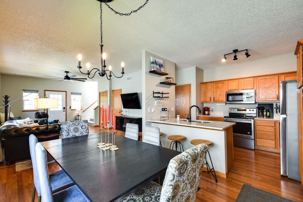 Cozy Iowa City Home ~ 2 Mi to Kinnick Stadium!