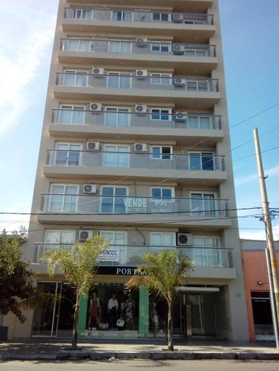 Departamento nuevo y luminoso en el centro.