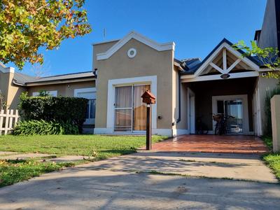 Casa en barrio cerrado con seguridad 24 horas con piscina