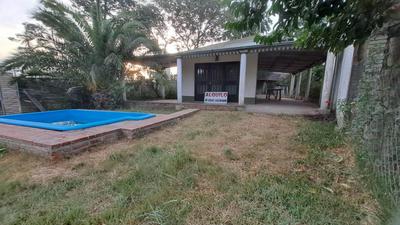 Sencilla, frente al río