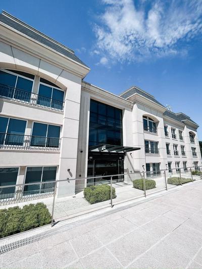 Apart France - Un dormitorio con gim, piscina y estacionamiento