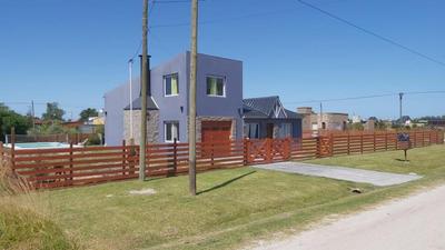 Chalet con pileta quincho y asador para 10 personas