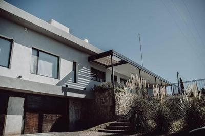 Espectacular casa a una cuadra del lago