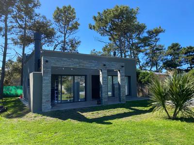 Casa con pileta en la caleta