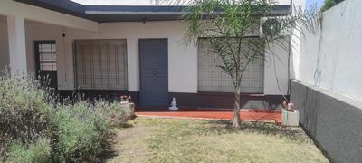 Casa con pileta a 21 minutos de aeropuerto de Ezeiza tranfer opcional las 24 horas amplio parque para mascotas