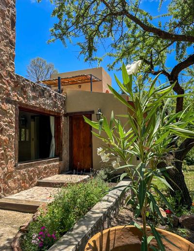 Casa de piedra con jardin y pileta - privada