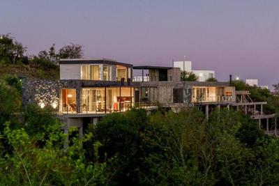 Casa de diseño con vistas Un oasis conectado a todo