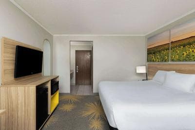 Days Inn & Suites by Wyndham Kansas City South