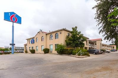 Motel 6 San Antonio, TX - Fiesta Trails