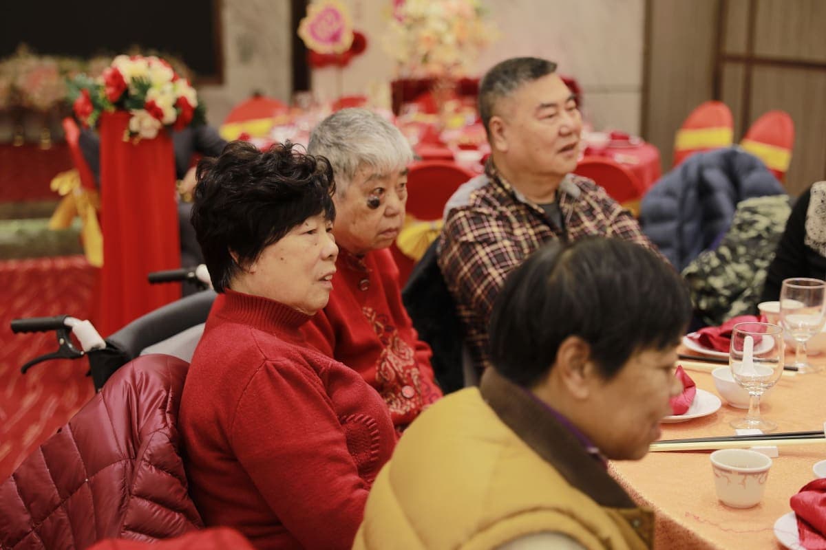 Una familia sentada junta alrededor de una mesa festivamente decorada durante una cena de celebración