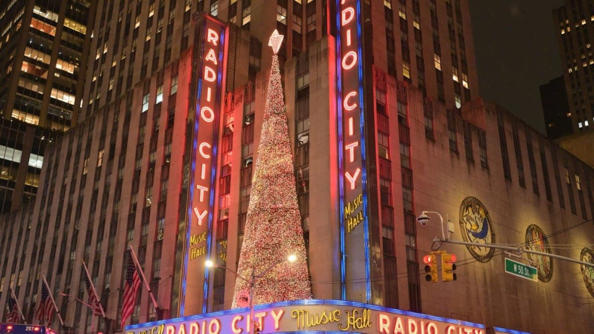 Radio City Music Hall iluminado con luces navideñas de noche en Midtown Manhattan