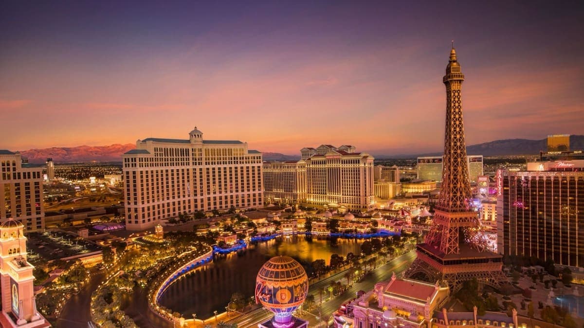 El Strip de Las Vegas desde arriba al atardecer, con las fuentes del Bellagio y la réplica de la Torre Eiffel