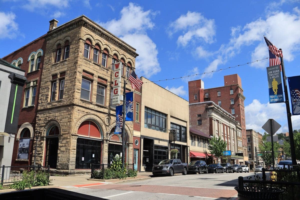 Edificios comerciales históricos a lo largo de High Street en el centro de Morgantown, West Virginia, bajo un cielo azul
