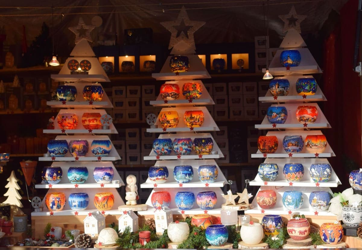 Decoraciones navideñas a la venta en un puesto del mercado de Navidad de Estrasburgo