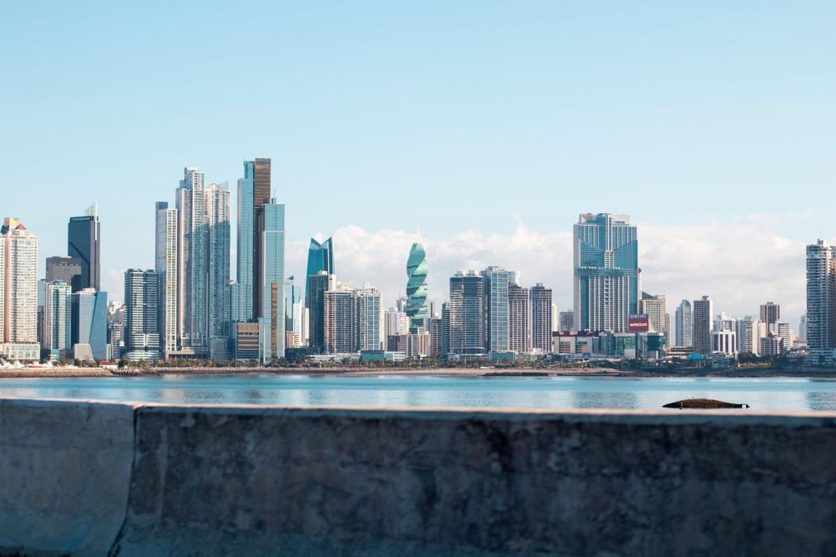 Horizonte de Panama City con torres de gran altura a lo largo del malecón del Pacífico, visto a través de la bahía desde un muro de contención